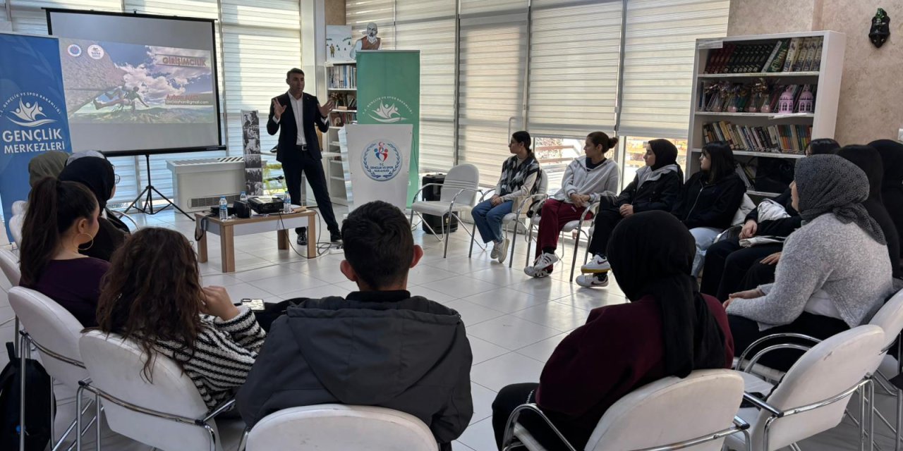 Üniversiteli gençlere kariyer eğitimi verildi