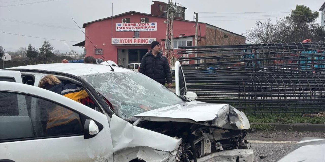 3 aracın karıştığı trafik kazasında 6 kişi yaralandı