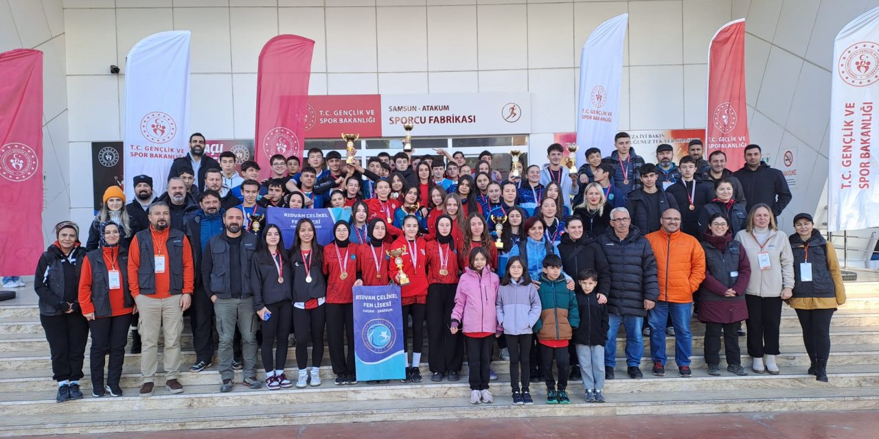 Dereceye giren takım ve sporculara ödülleri verildi