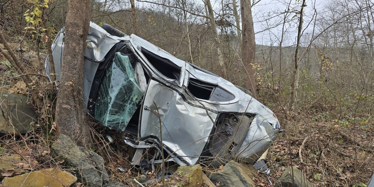 Devrilen otomobildeki 1 kişi öldü, 1 kişi yaralandı