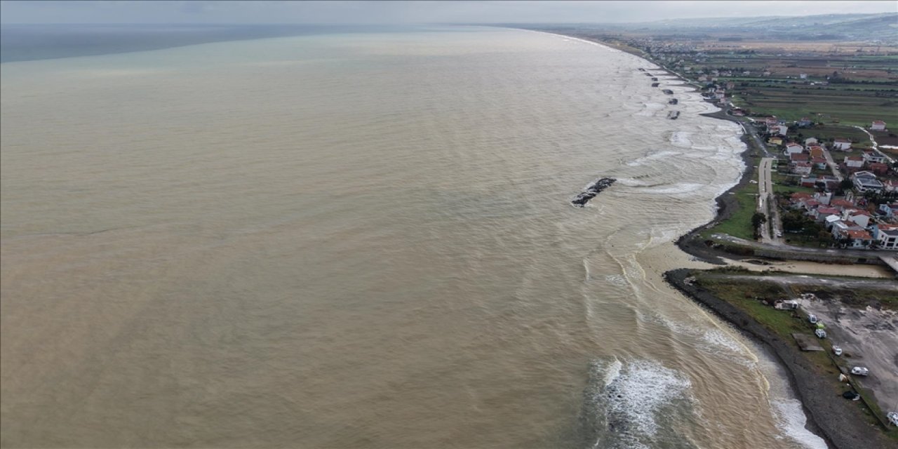 Yağışın ardından denizin rengi kahverengiye döndü