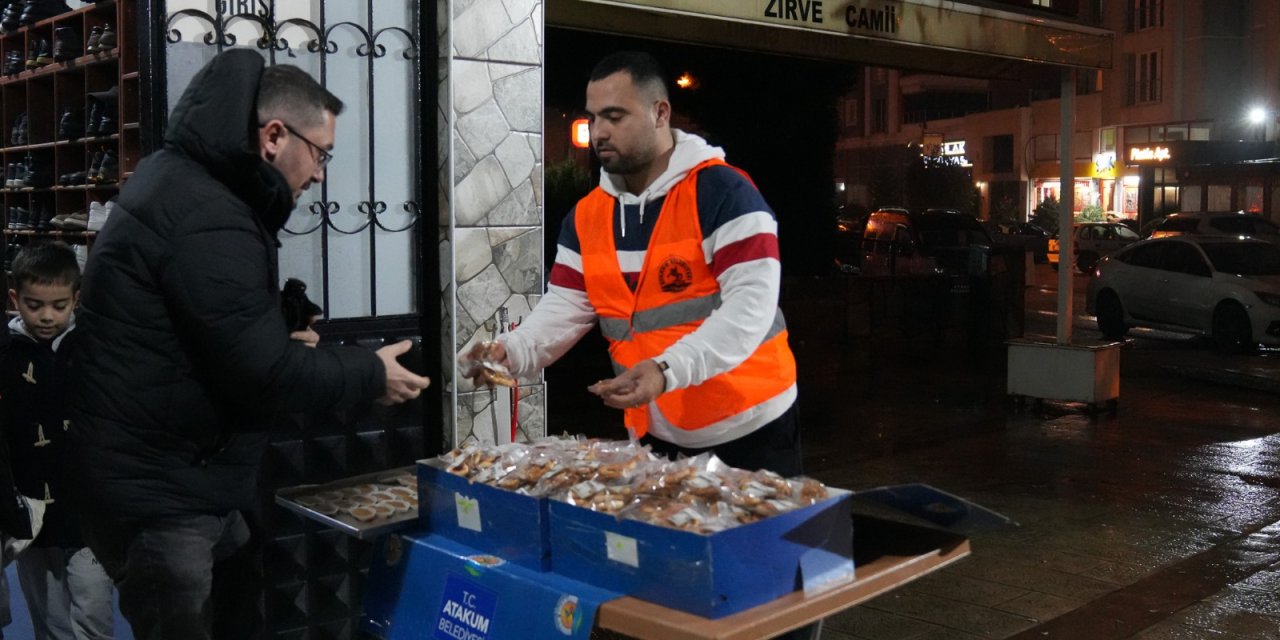 Vatandaşlara kandil simidi ikram edildi