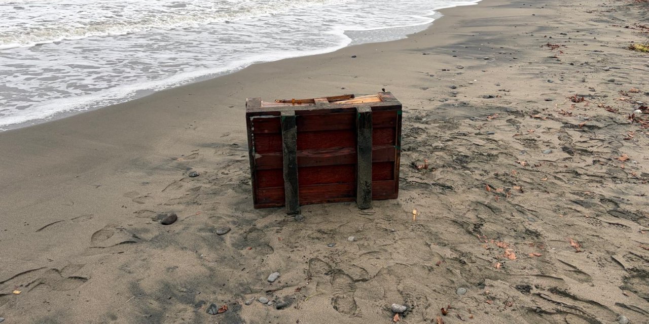 Samsun'da sahile üzerinde Rusça yazılar olan sandık vurdu