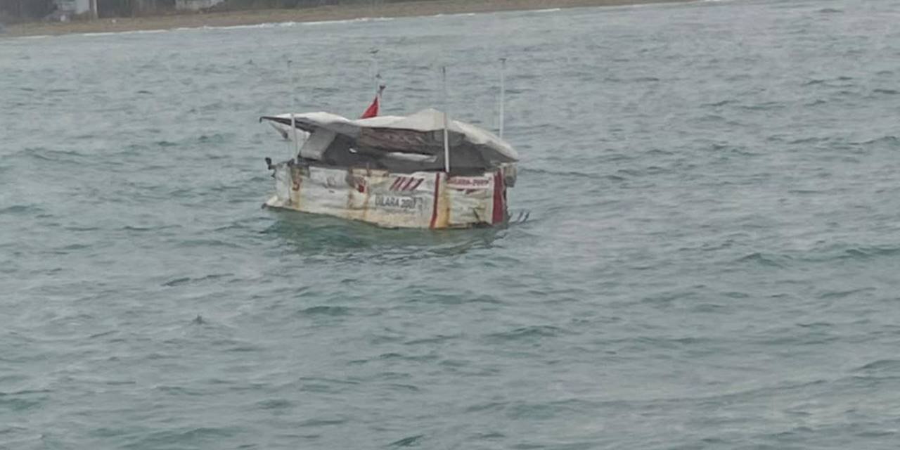 Denizde sürüklenen tekne polis ekiplerince kurtarıldı