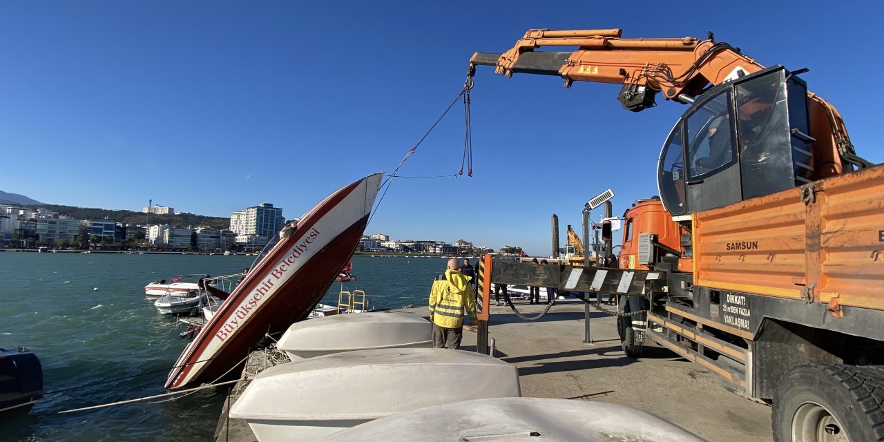 Halat koptu tekne yine denize düştü