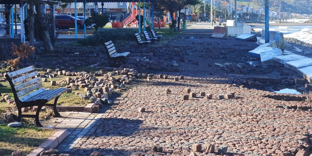 Samsun'da yüksek dalgalar sahili aşındırdı