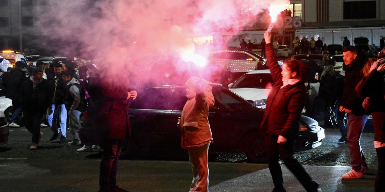 Samsun'da vatandaşlar yeni yıla meydanlarda girdi