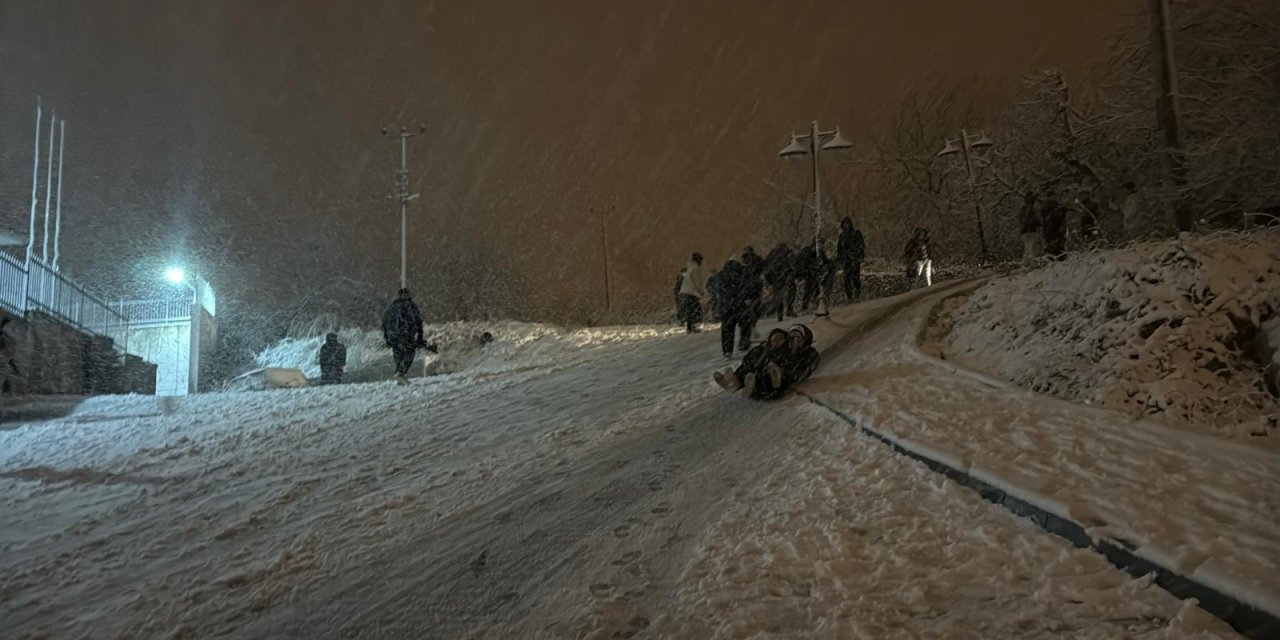 Vatandaşlar karın tadını kayarak çıkardı