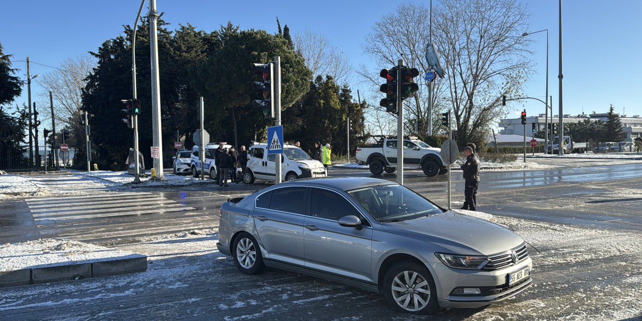 Samsun'da buzlanma trafik kazalarına neden oldu