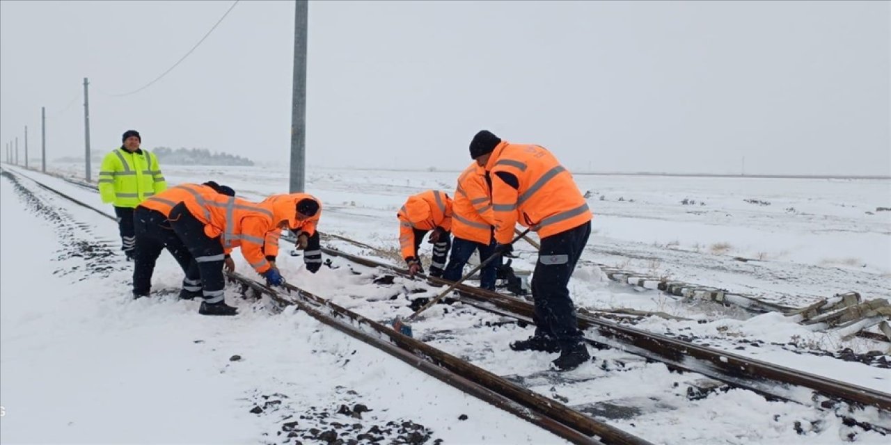 Demir yollarında yoğun kar mesaisi