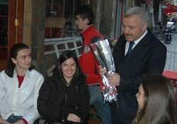 Kaldırım çiftleri unutmadı