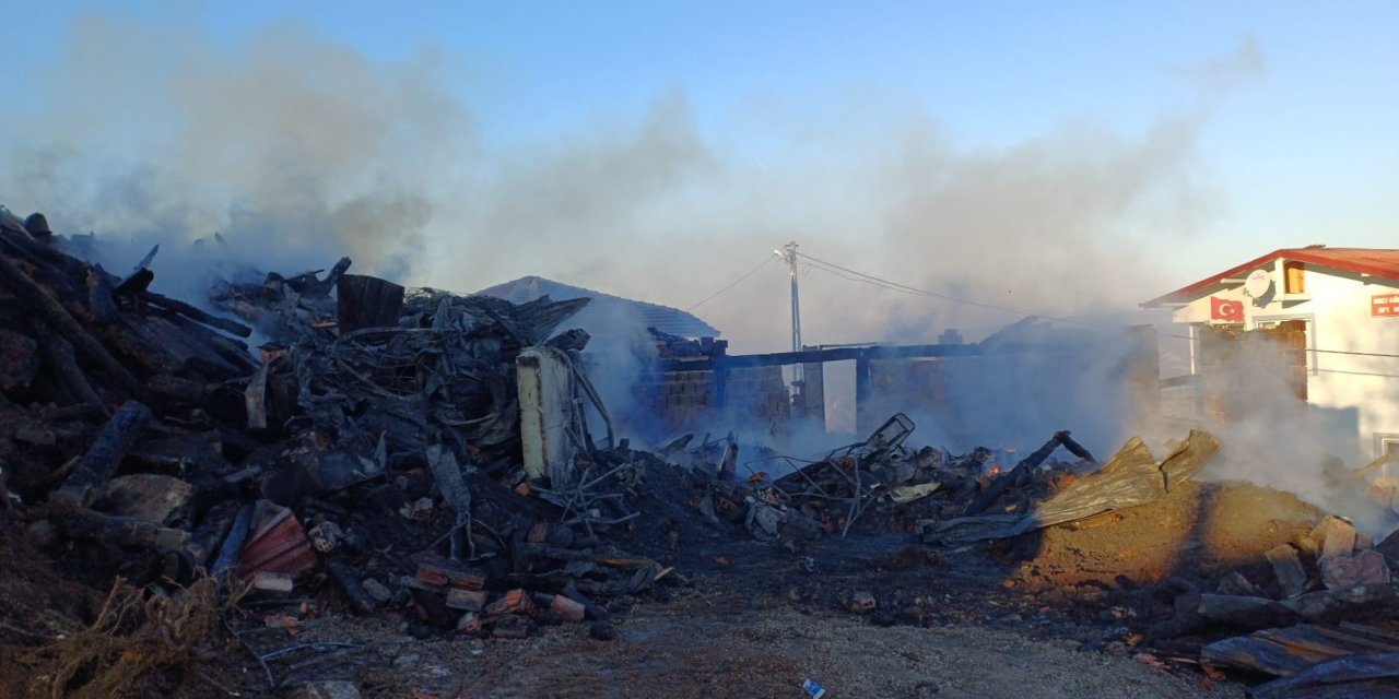 İki ev yangın sonucu kullanılamaz hale geldi