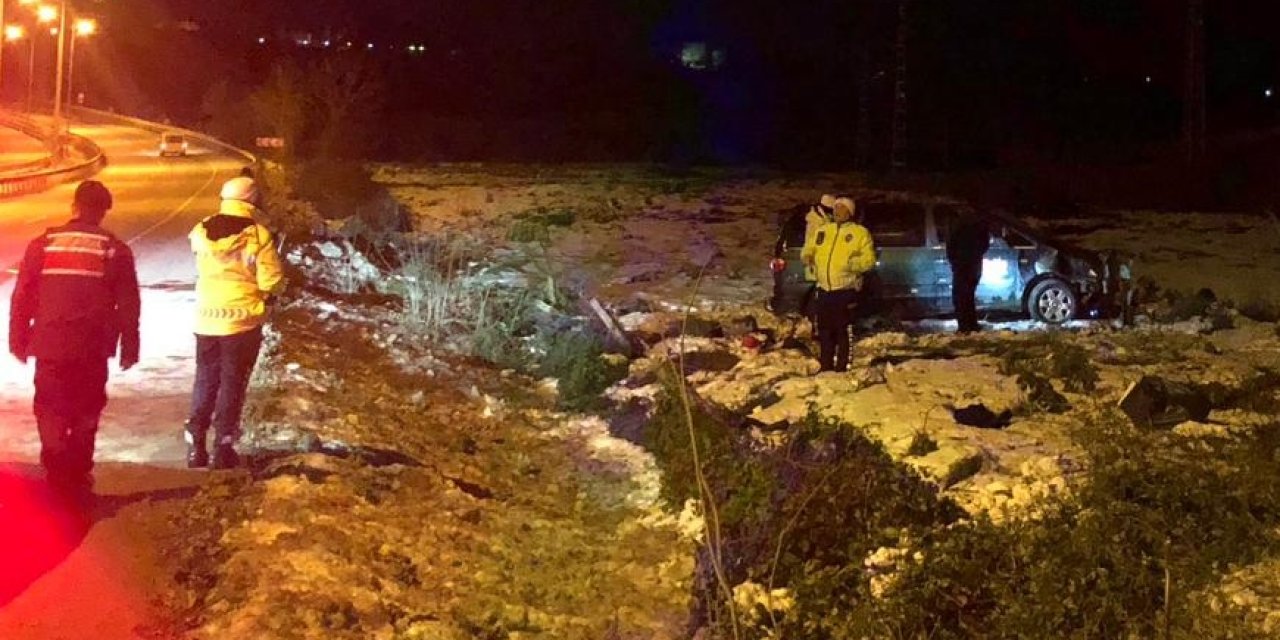 Devrilen otomobildeki 3 kişi yaralandı