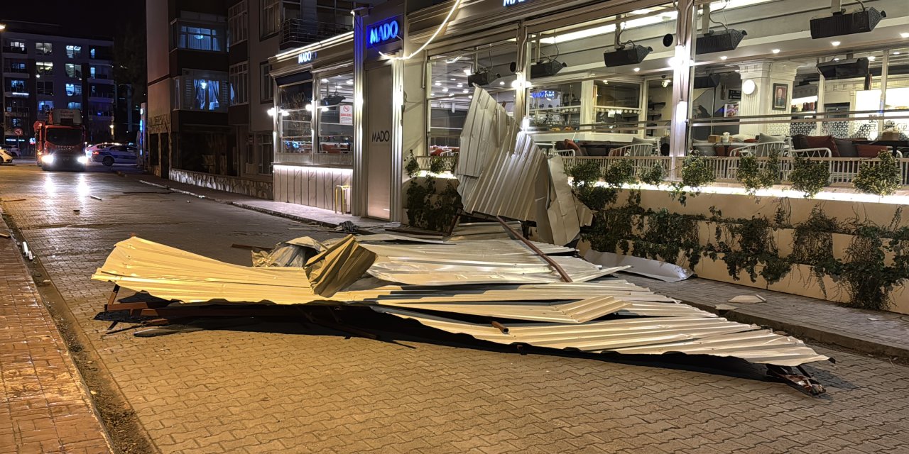 Kuvvetli rüzgar nedeniyle binanın çatısı uçtu