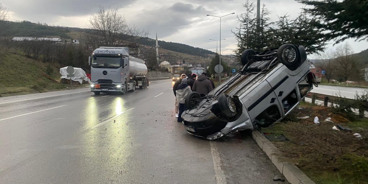 Atakum'da hafif ticari araç takla attı: 2 yaralı