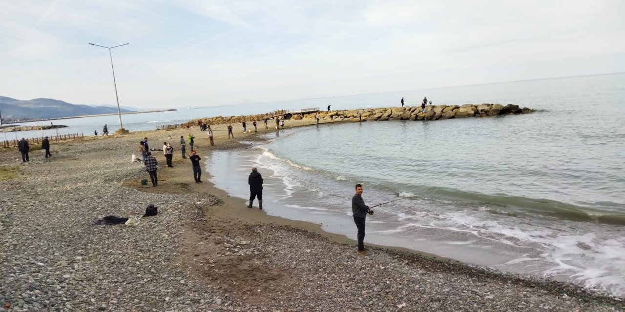 Balık kafesi yırtıldı, oltasını alan sahile koştu