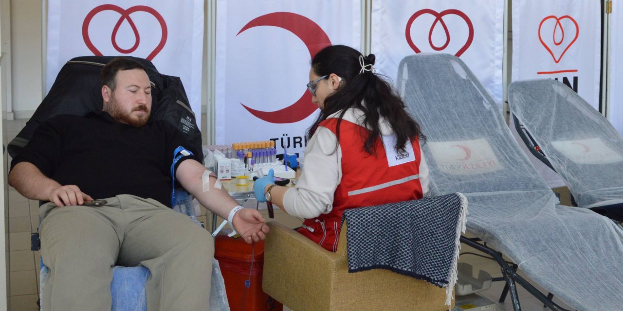 Sağlık çalışanları kan bağışında bulundu