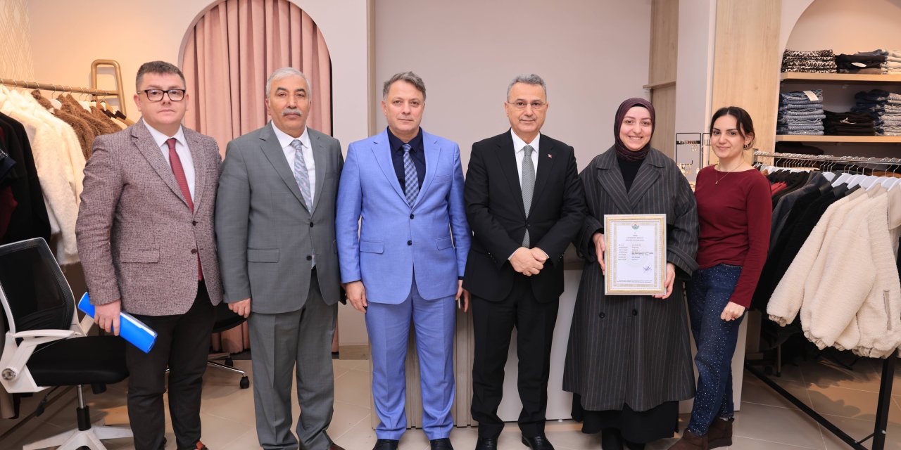 Yeni yılın ilk ruhsatını teslim etti