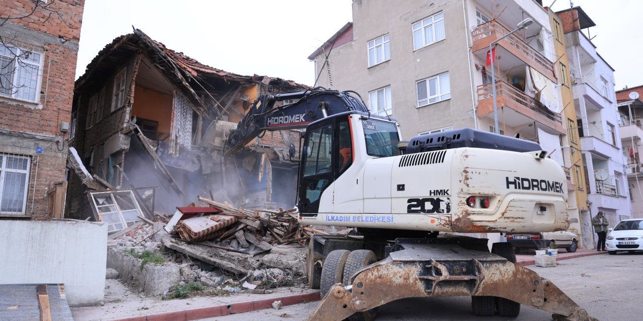 İlkadım'da metruk binalar yıkılıyor