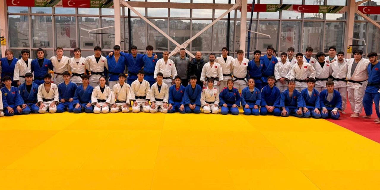 Antrenörler ve sporculara başarı diledi