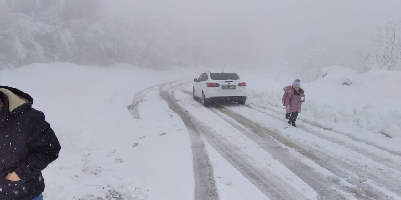 Ayvacık'ta karla mücadele çalışmaları sürüyor