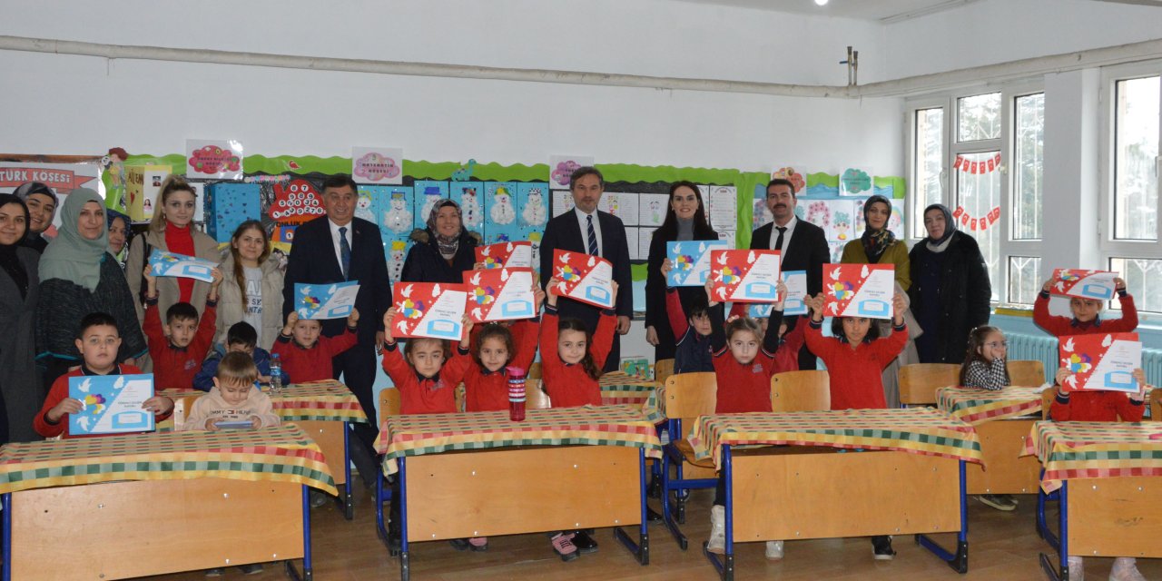 Binlerce öğrenci karne alarak yarıyıl tatiline girdi