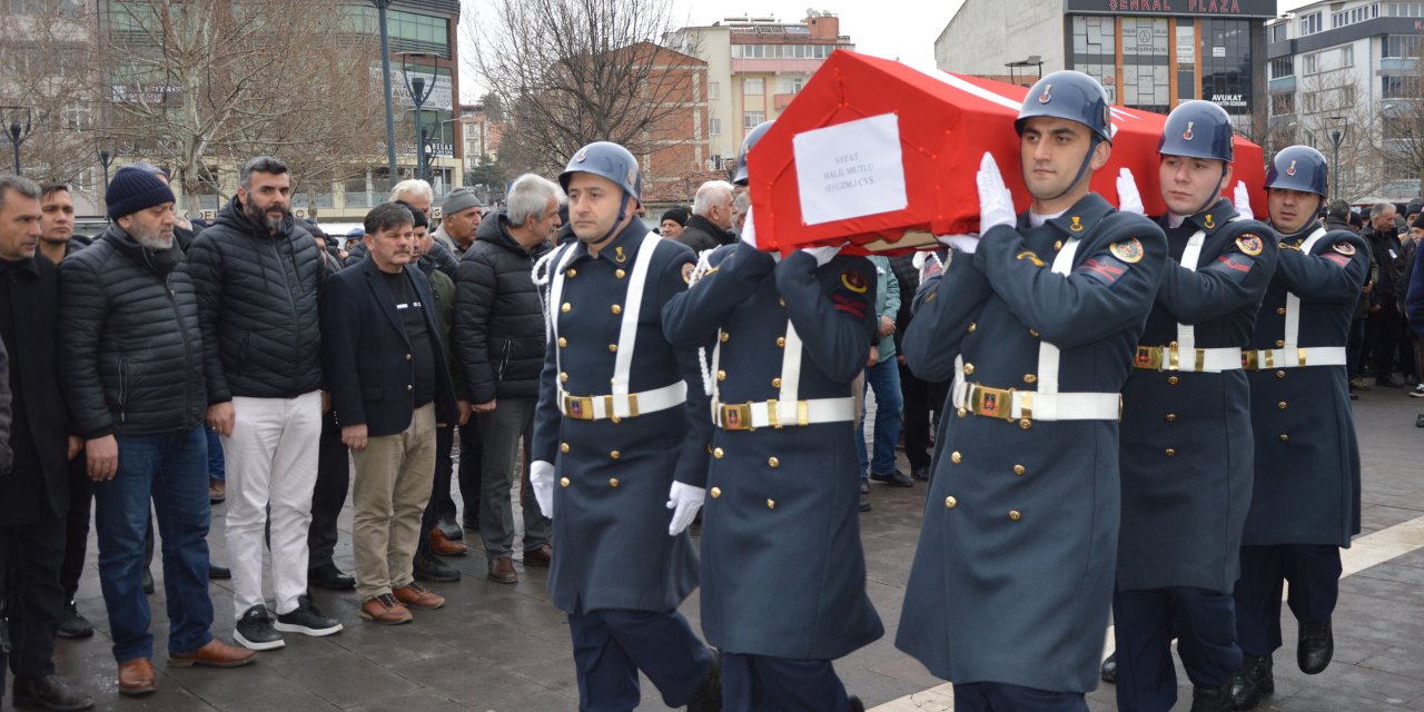 Askeri törenle toprağa verildi
