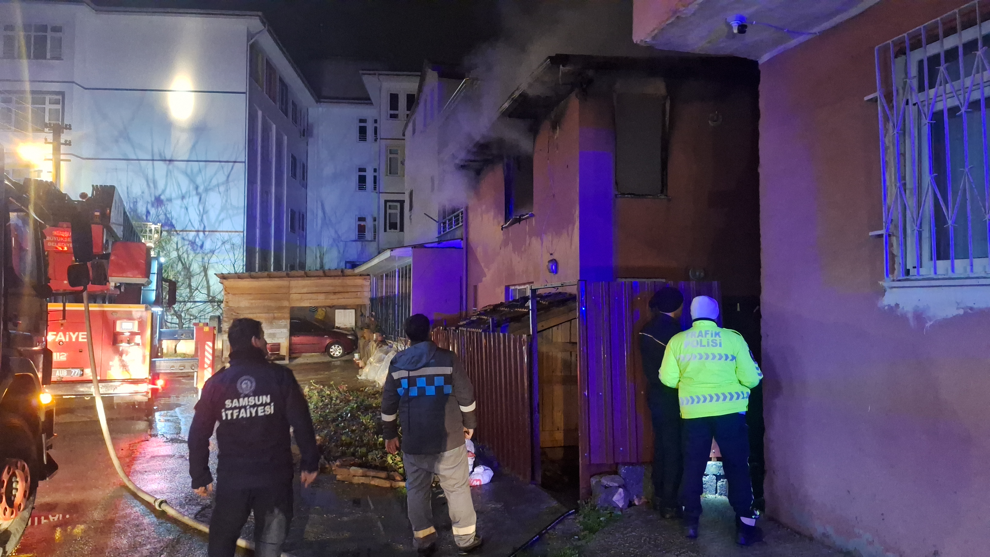 İki katlı binada çıkan yangın hasara neden oldu