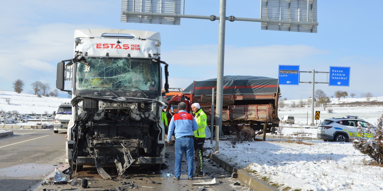 Tır ile kamyon çarpıştı, 2 kişi yaralandı
