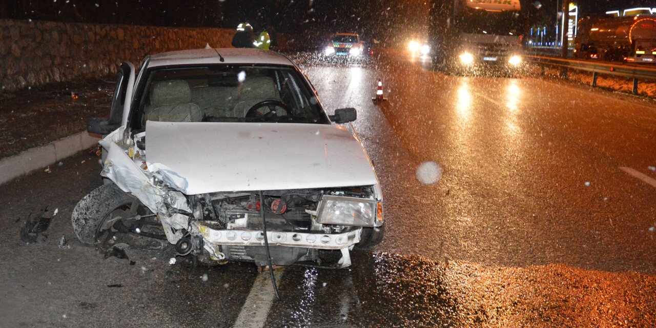 Kaldırıma çarpan otomobildeki 2 kişi yaralandı