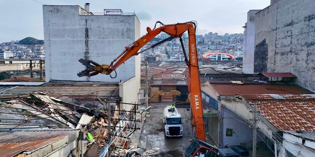 Yıkım çalışmaları devam ediyor