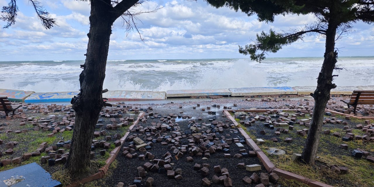 Samsun'da dalgalar sahil şeridine zarar verdi