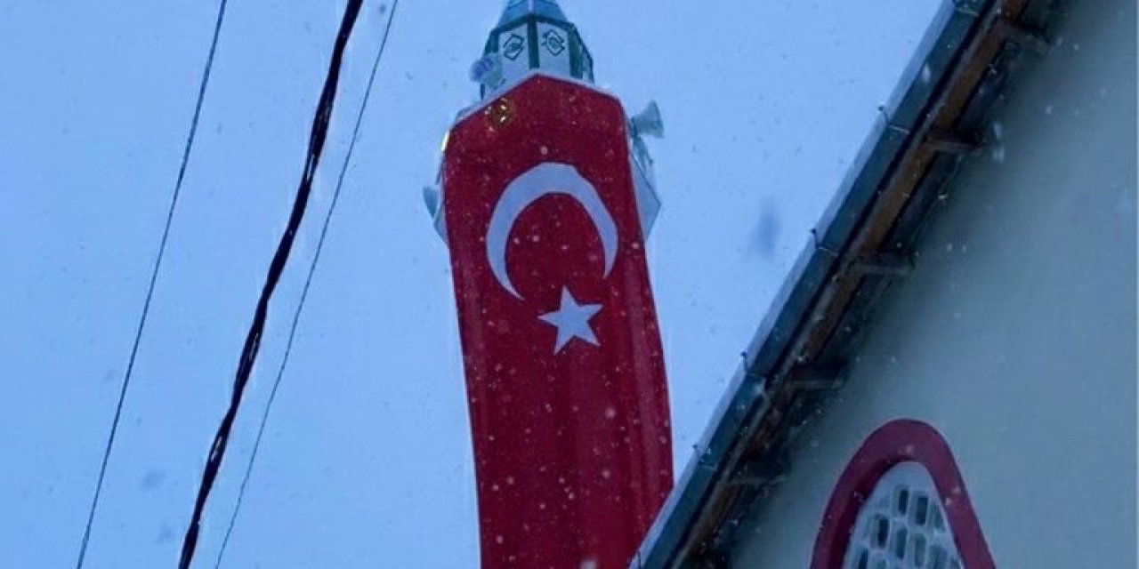 Bayrak saldırısına minareli tepki