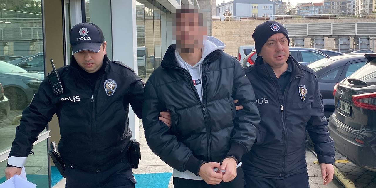 Otobüste ‘ters baktınız’ dedi, 2 kişinin boynuna bıçak dayadı