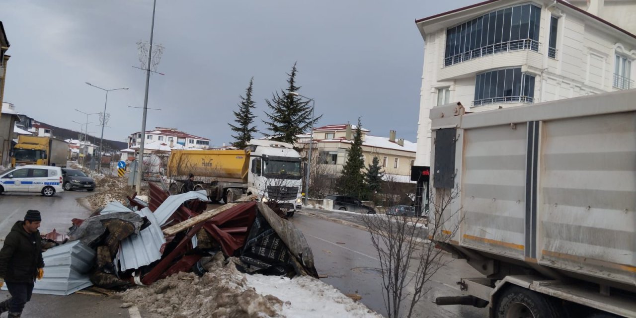 Kuvvetli rüzgar okul çatısını uçurdu