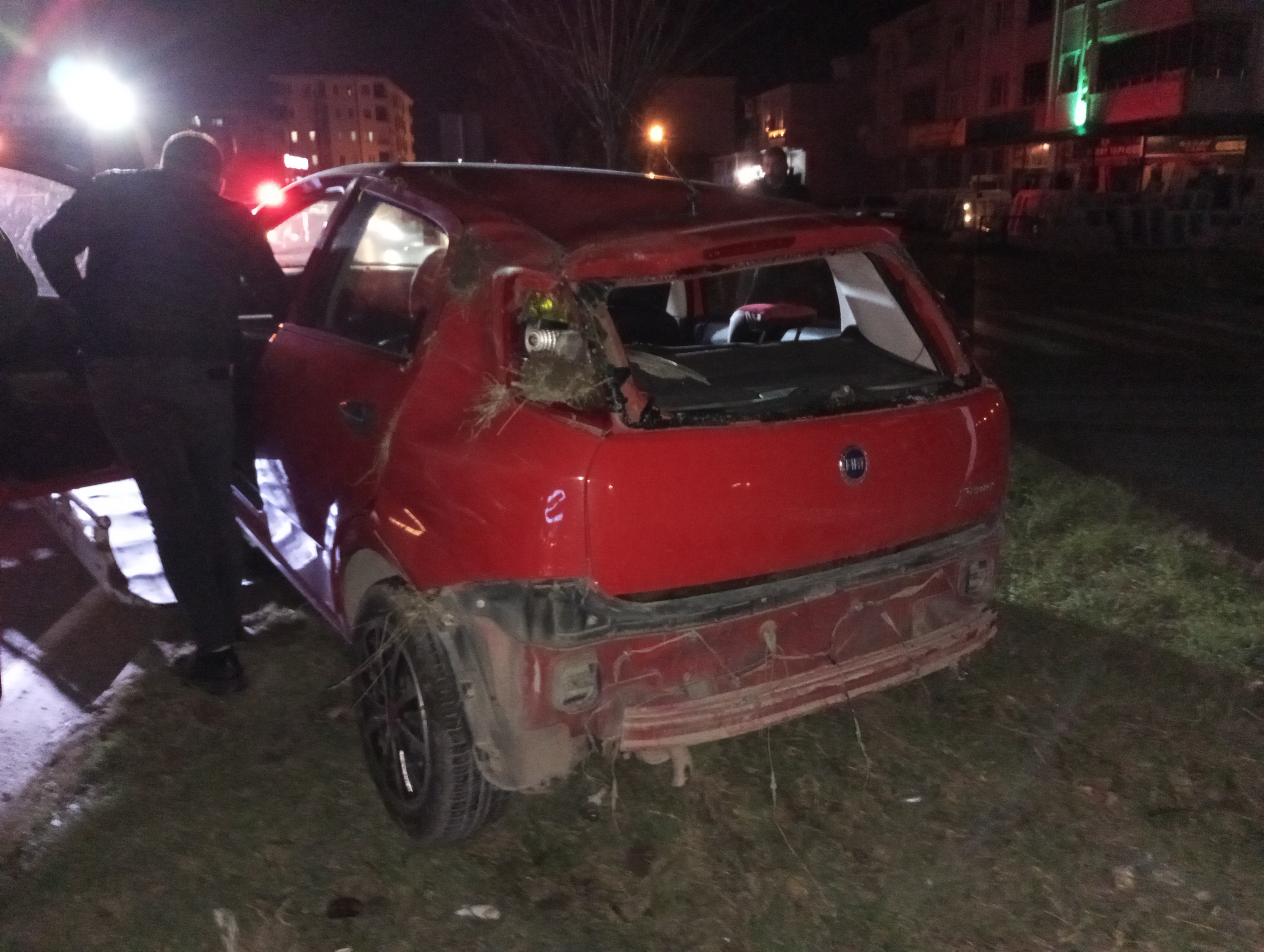 Devrilen otomobildeki 2 kişi yaralandı