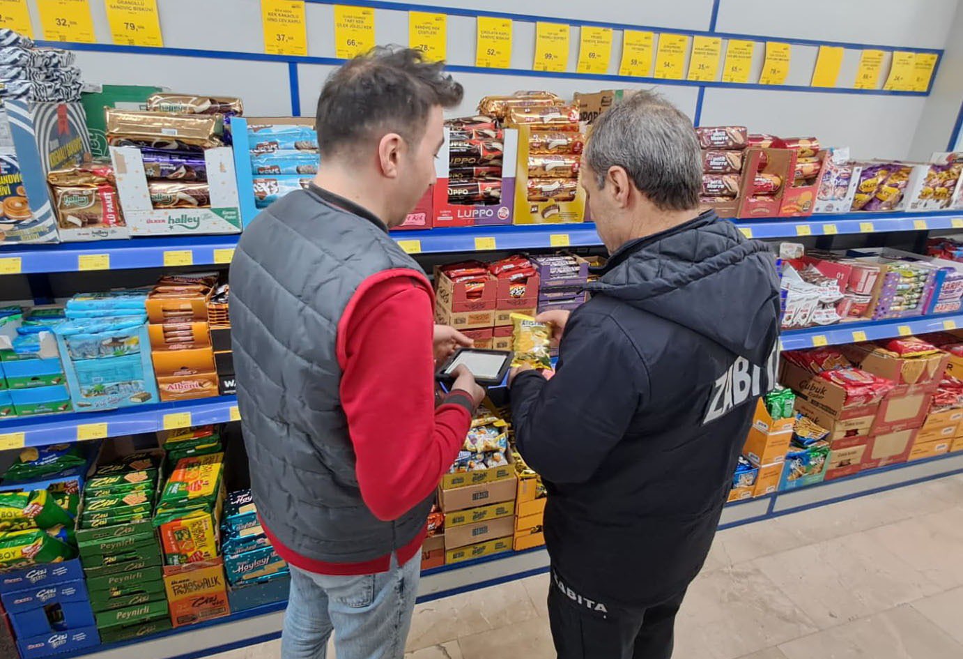 Zabıta ekipleri marketleri mercek altına aldı