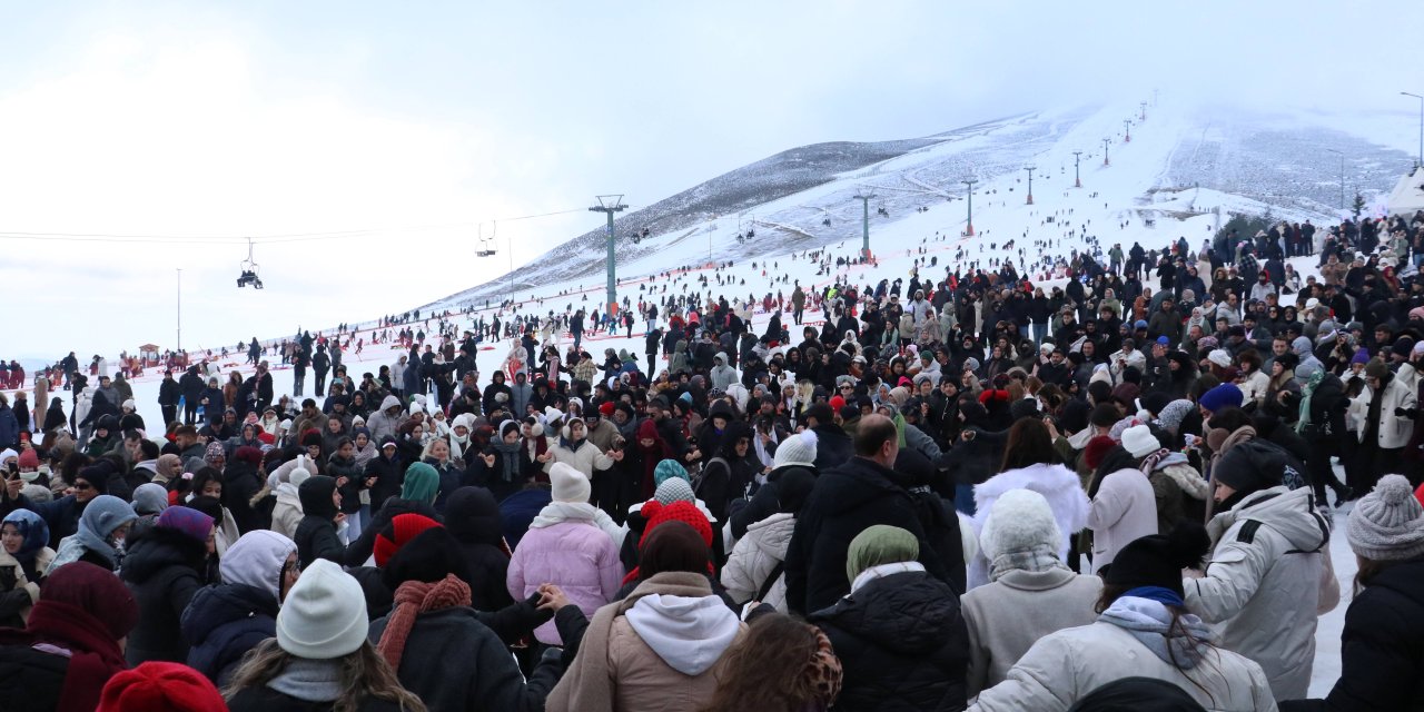 Samsun'da düzenlenen festivalde 1 ton hamsi ikram edildi