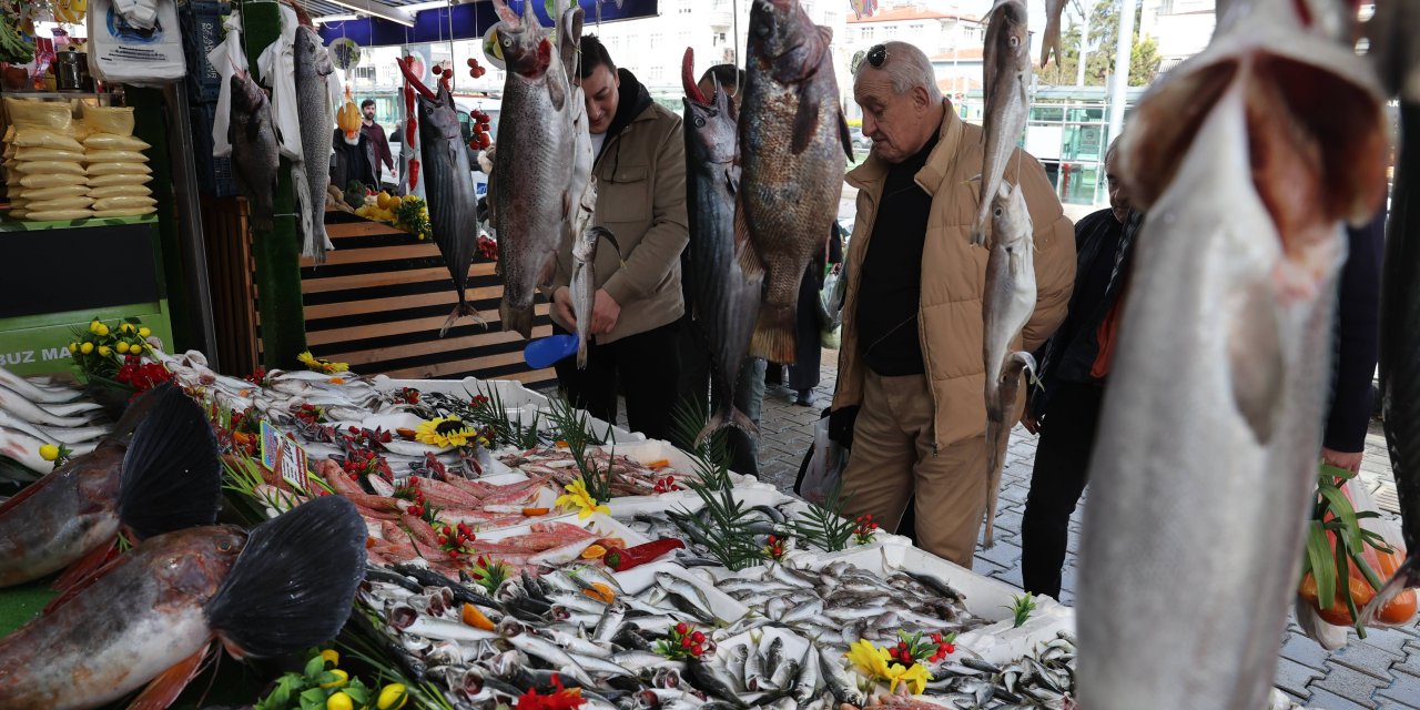 Samsun'da tezgahlar hamsiye doydu
