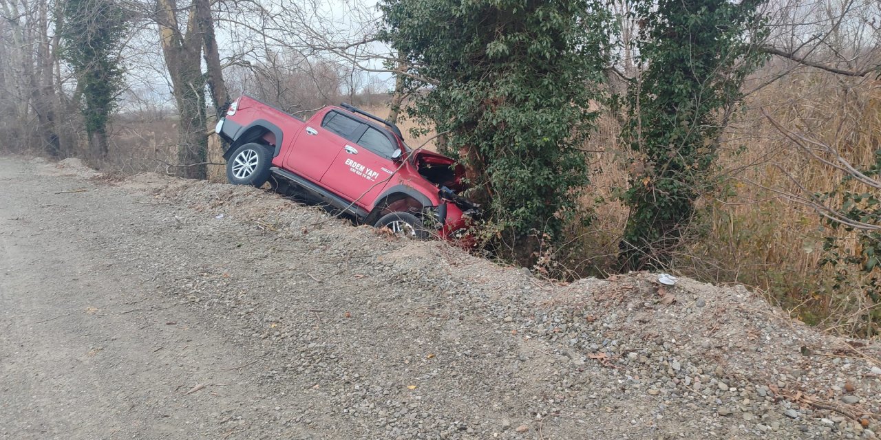 Ağaca çarpan pikaptaki 2 kişi yaralandı