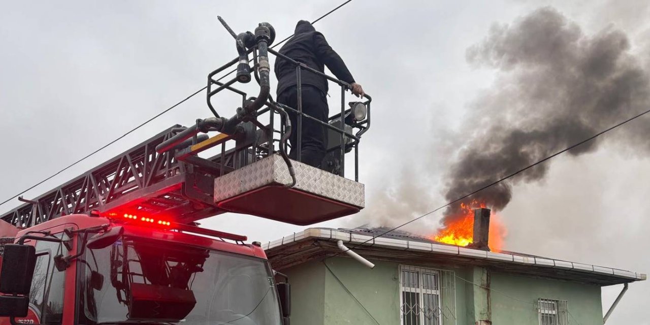 Çatıda çıkan yangın söndürüldü