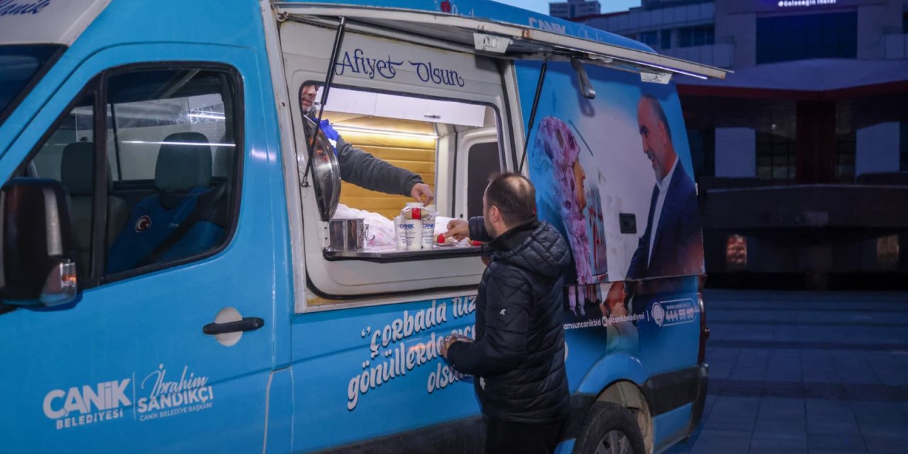 Öğrencilere ve vatandaşlara ikram yapılıyor