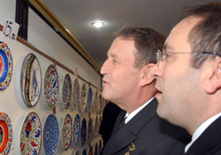 Mahkumlardan el sanatları sergisi