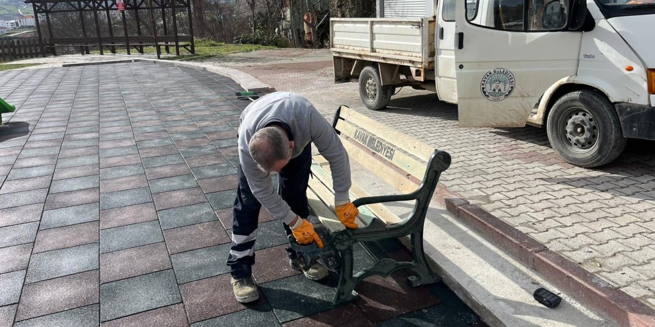 Belediye ekipleri parkı yeniledi