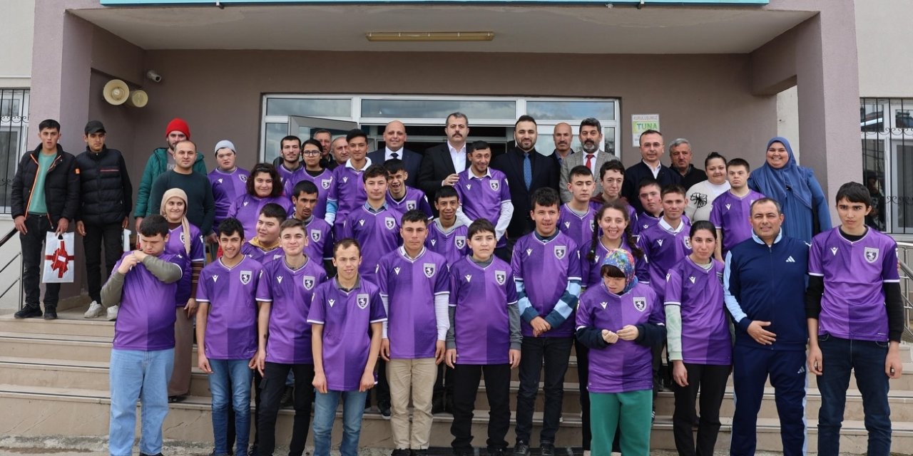 Özel gereksinimli öğrencilere forma hediye edildi