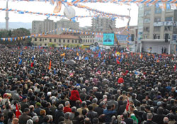 Miting alanı yankesicilere yaradı