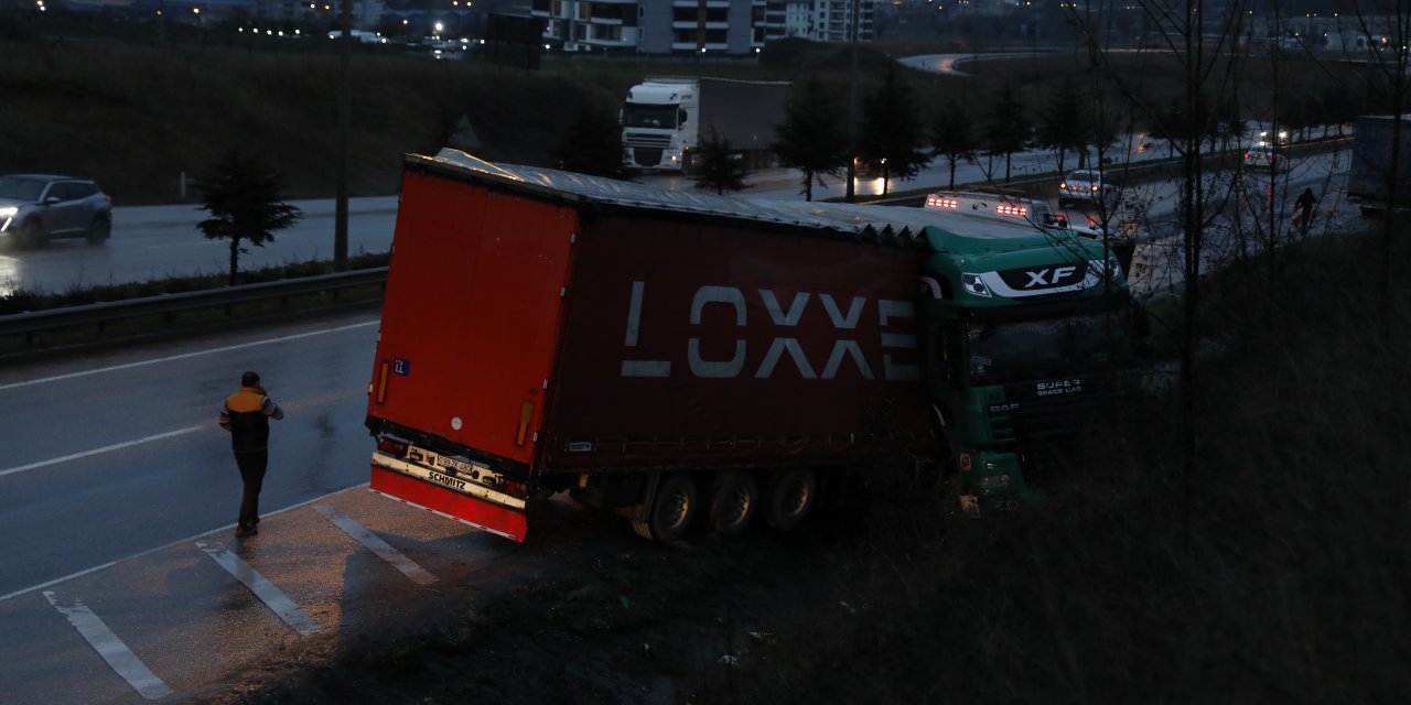Yoldan çıkan tırın sürücüsü yaralandı