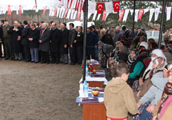 Protokol ayakta kaldı, yaşlılar oturdu
