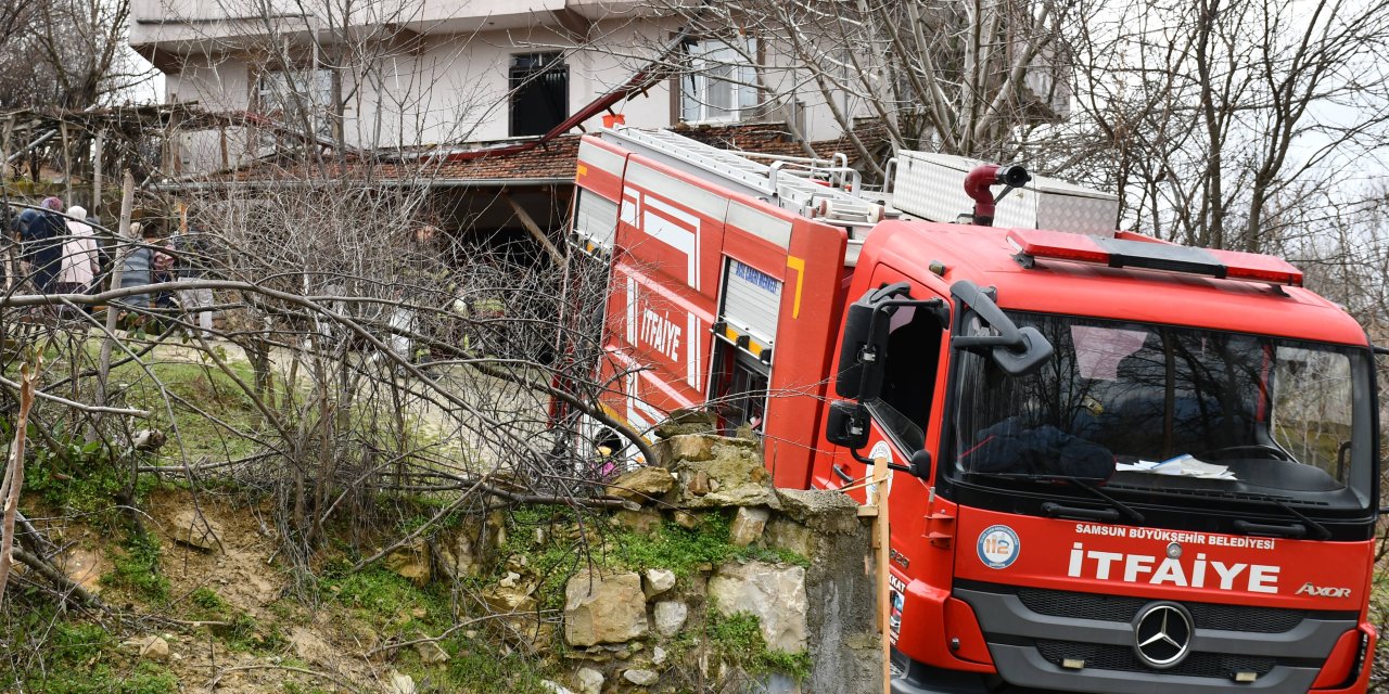 Yangında iki katlı evde hasar oluştu