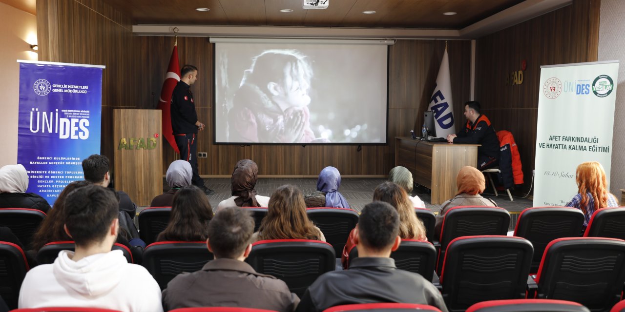Yeşilay gönüllüsü öğrencilere eğitim verildi